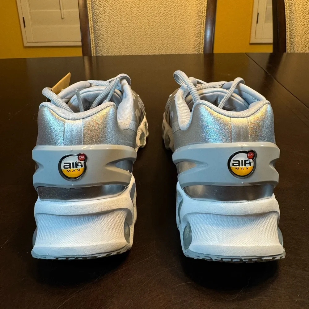 New Nike Air Max DN8 Metallic Silver Sneaker Shoes Size US 7 W / 5.5 M